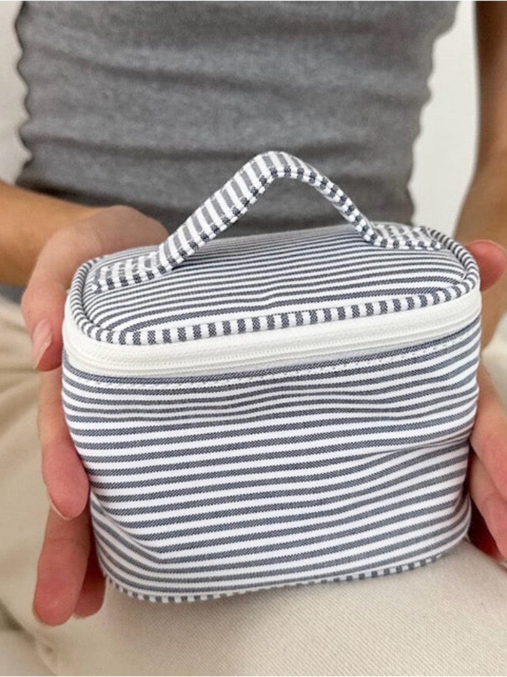 🆕- Brandy Melville Striped Gray and White Compact Make-Up Carry Case